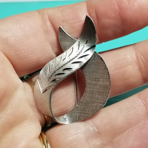Vintage Theda Sterling Silver brooch loop 925 ribbon engraved textured pin - Picture 3 of 12
